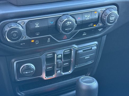 Used 2022 Jeep Gladiator Willys image 19