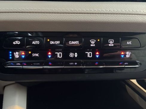 Used 2023 Buick Envision Avenir image 37