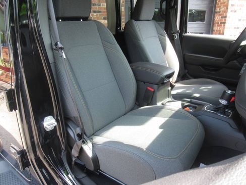 Used 2025 Jeep Wrangler Unlimited Sahara w/ Dual Top Group AWD/4WD image 7