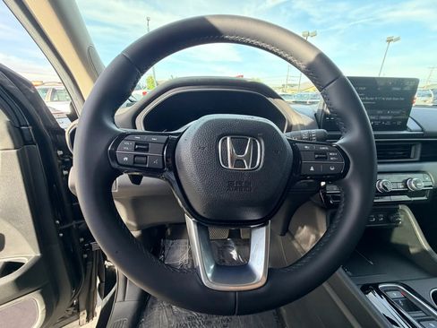 Used 2025 Honda Pilot Touring image 11