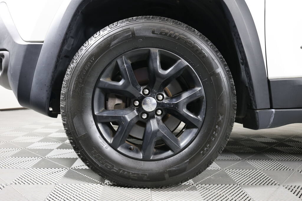 Used 2015 Jeep Cherokee Trailhawk w/ Comfort/Convenience Group AWD/4WD image 9