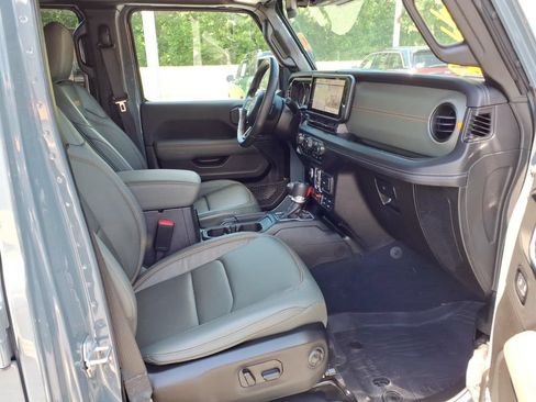 Used 2025 Jeep Gladiator Mojave AWD/4WD image 10