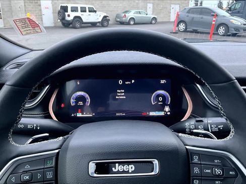 Used 2024 Jeep Grand Cherokee Altitude image 18