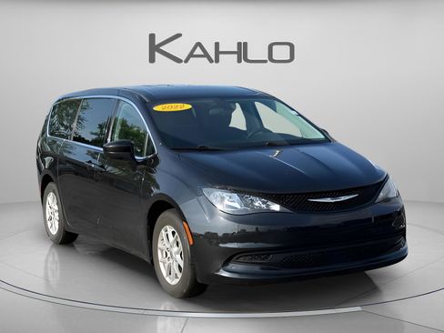 Used 2022 Chrysler Voyager LX FWD image 6