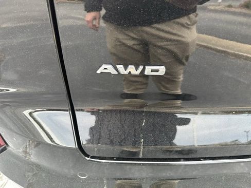 Used 2024 Cadillac XT4 Premium Luxury image 10