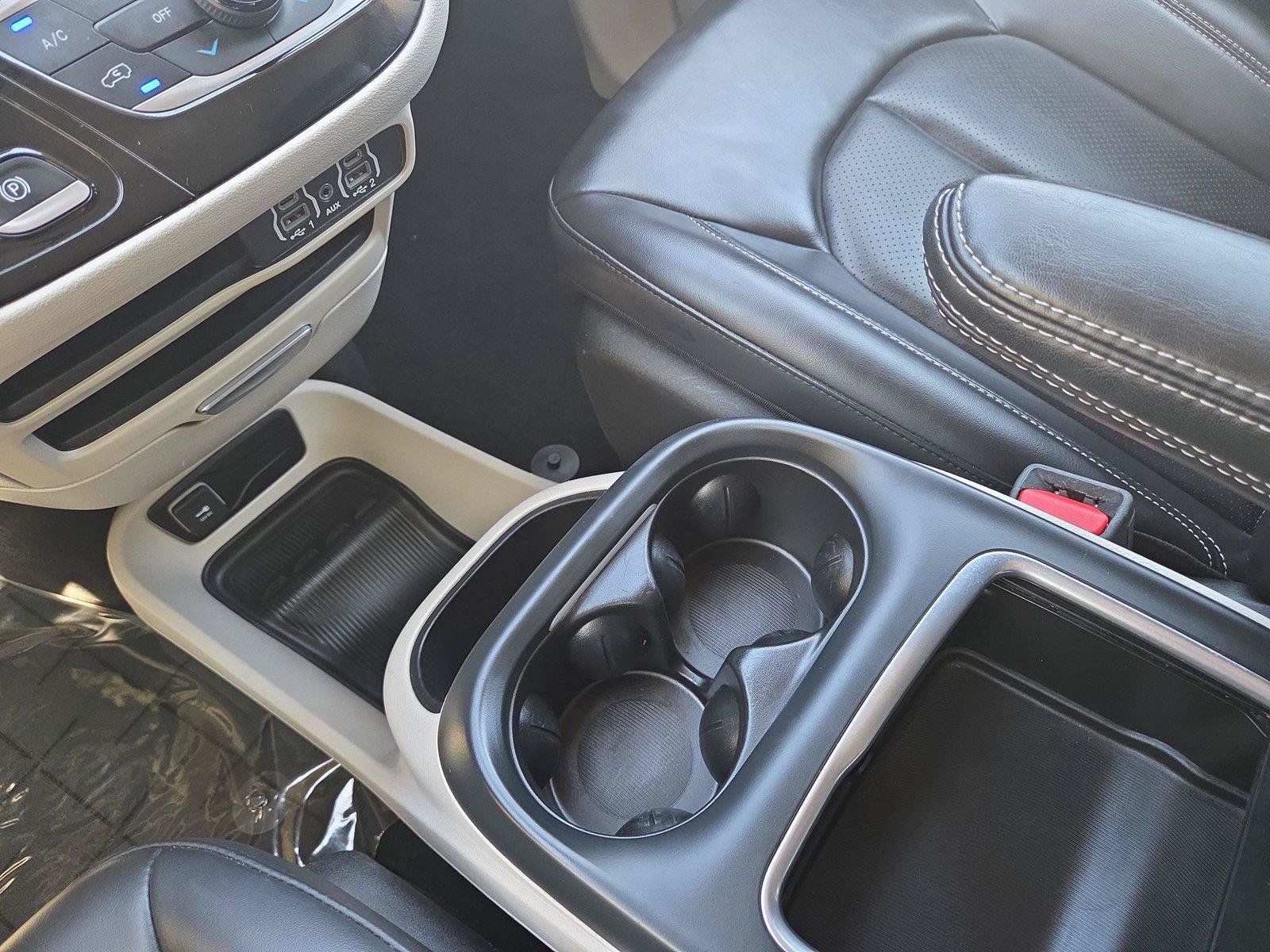 Used 2023 Chrysler Pacifica Touring-L FWD image 23