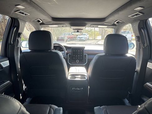New 2026 GMC Acadia Denali Ultimate w/ LPO, Floor Liner Package AWD/4WD image 16