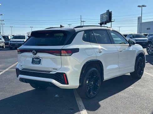 Used 2025 Volkswagen Tiguan SE R-Line image 5