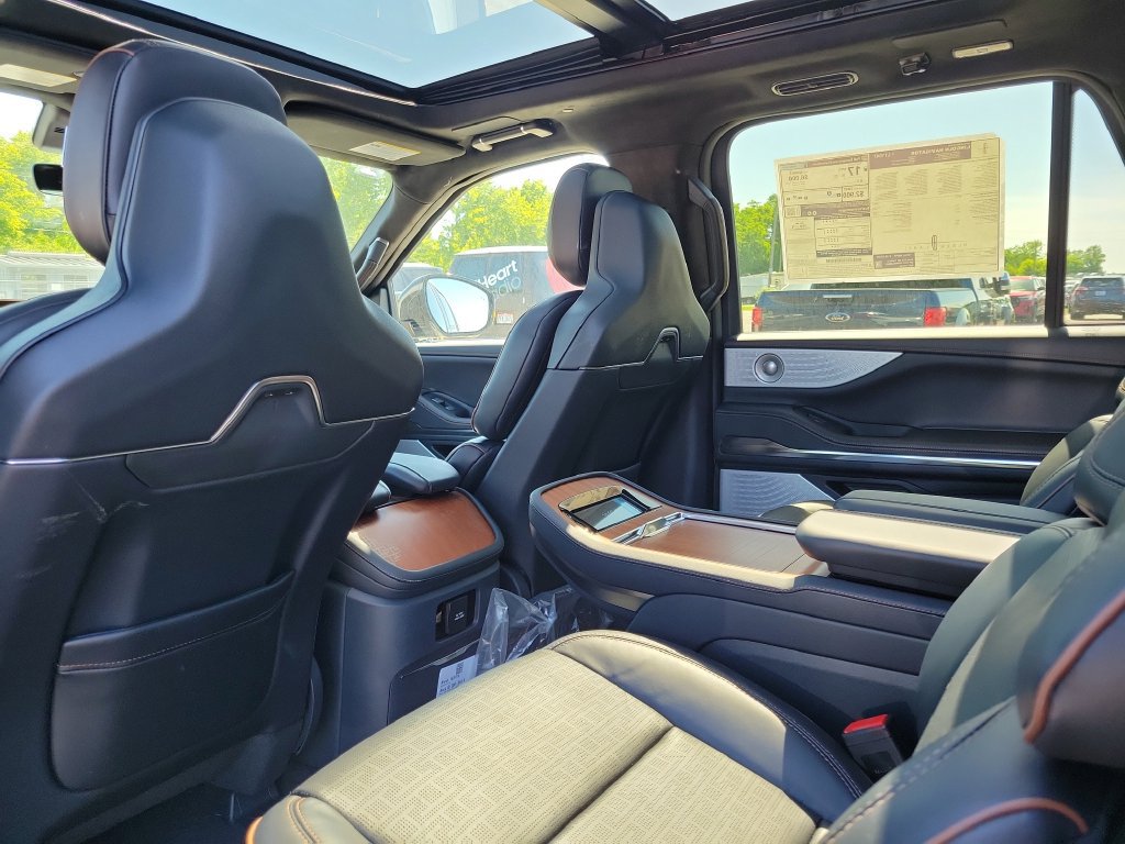 New 2026 Lincoln Navigator L Black Label AWD/4WD image 16