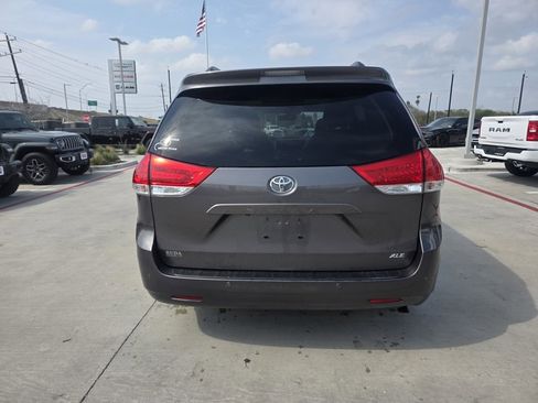 Used 2013 Toyota Sienna XLE image 3