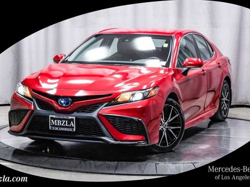Used 2022 Toyota Camry SE image 1