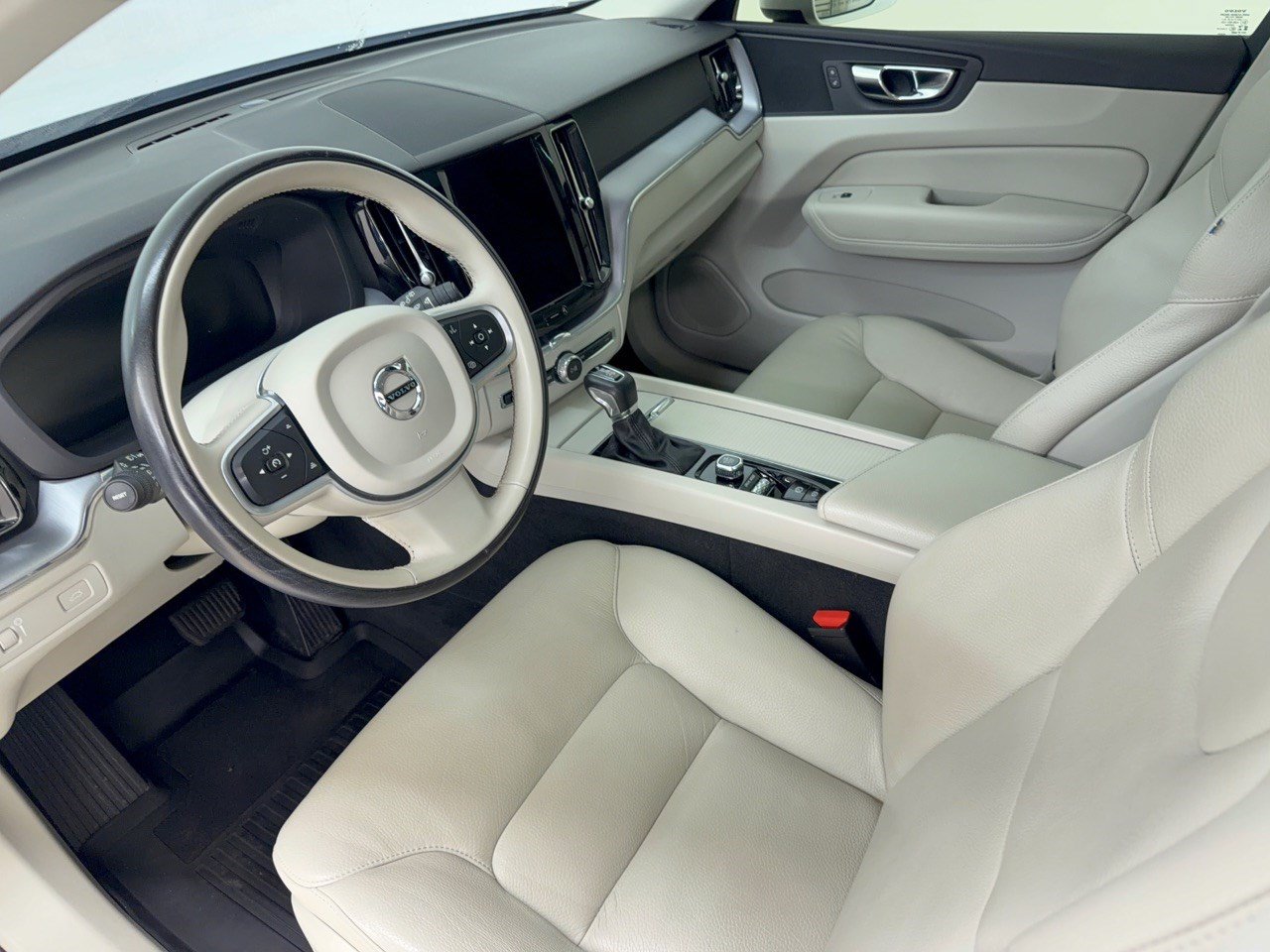 Used 2021 Volvo XC60 T5 Momentum w/ Premium Package AWD/4WD image 4