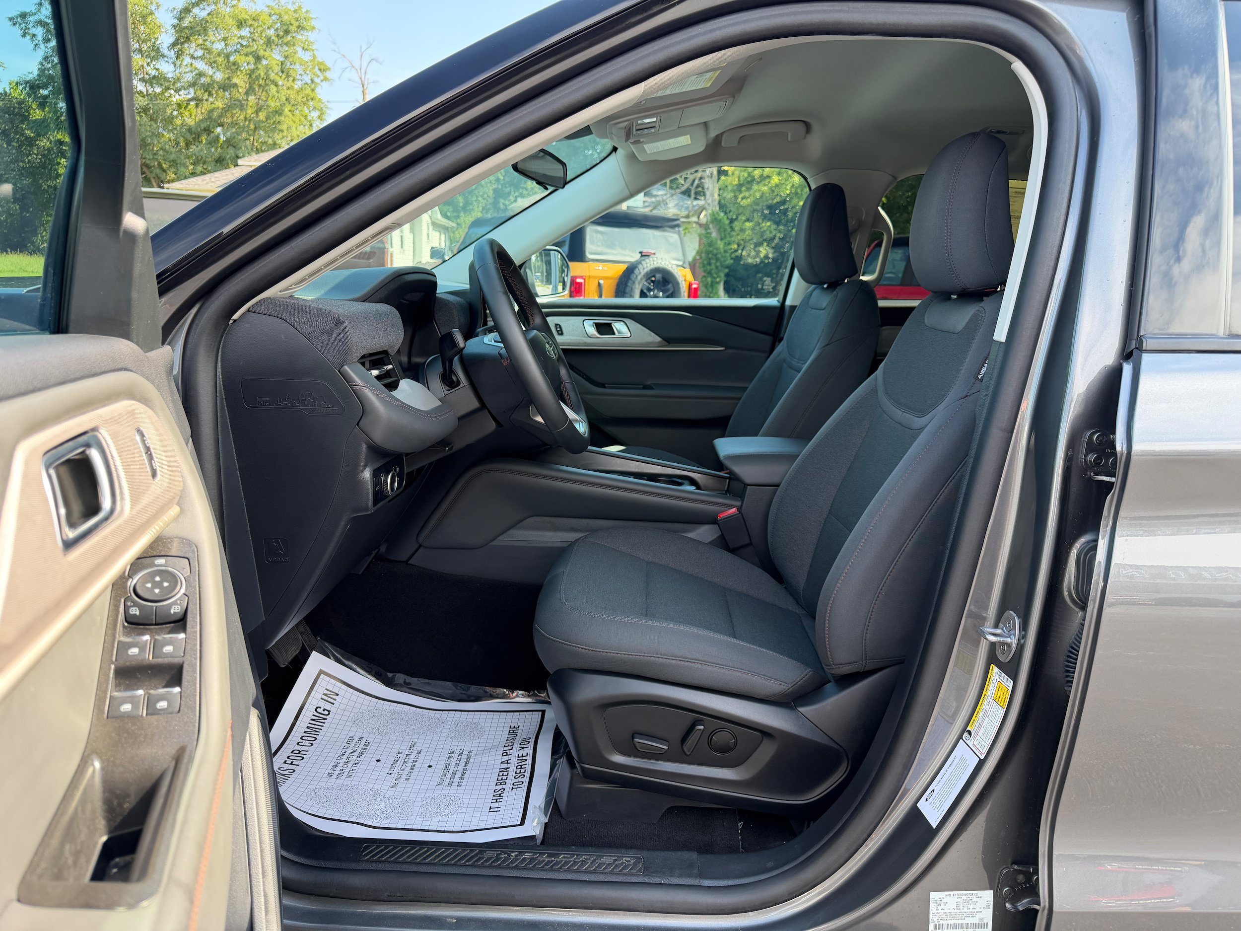 Used 2025 Ford Explorer Active AWD/4WD image 9