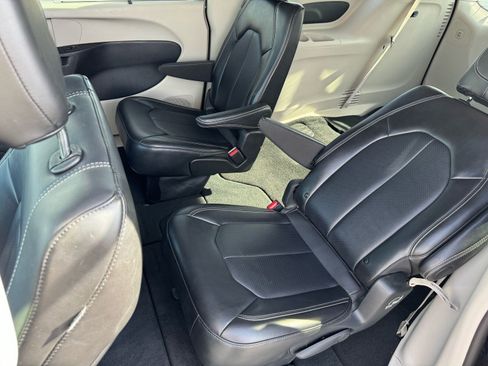 Used 2024 Chrysler Pacifica Touring-L image 16