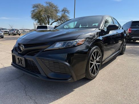 Used 2021 Toyota Camry SE image 3