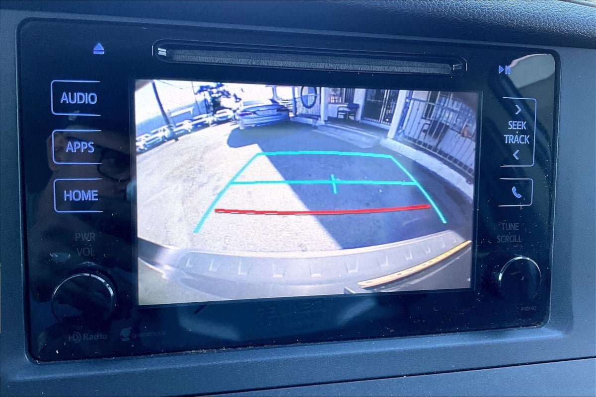 Used 2015 Toyota Sienna SE FWD image 21
