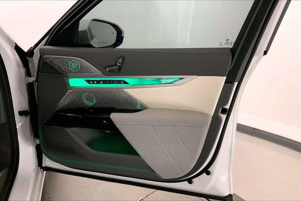Certified 2023 BMW i7 xDrive60 AWD/4WD image 24