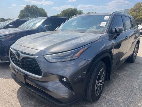 Used 2023 Toyota Highlander XLE image 1