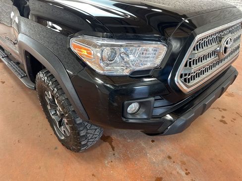 Used 2017 Toyota Tacoma TRD Off-Road image 9
