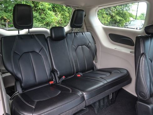 Used 2023 Chrysler Pacifica Touring-L FWD image 17