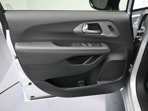 New 2026 Chrysler Pacifica Select image 11