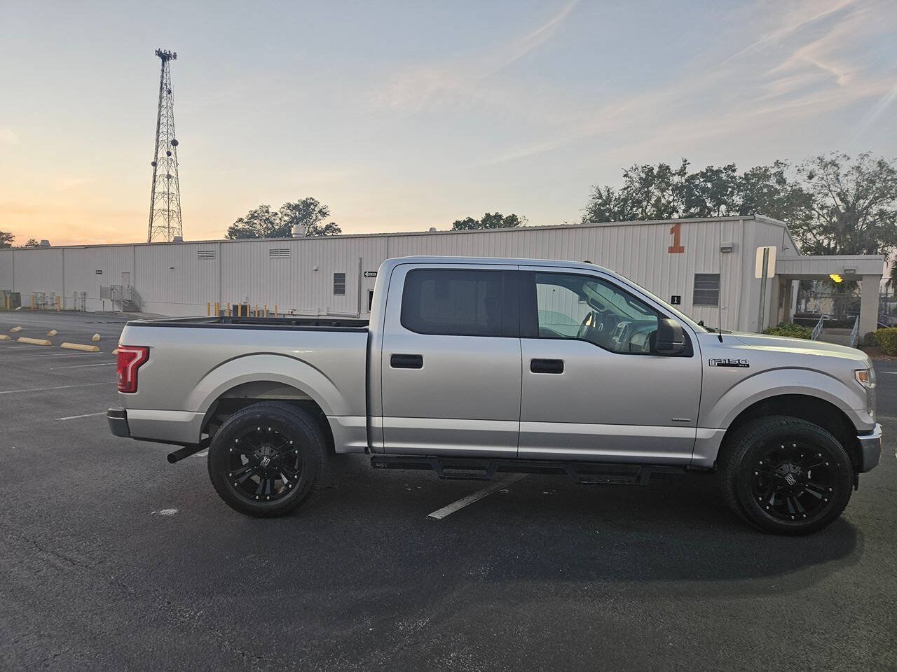 Used 2017 Ford F150 XLT RWD image 3
