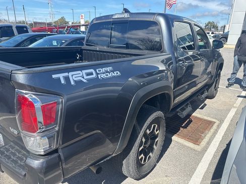 Used 2022 Toyota Tacoma TRD Off-Road w/ Technology Package image 4