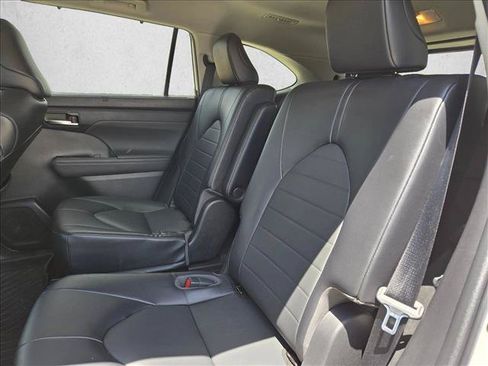 Used 2022 Toyota Highlander XLE FWD image 17