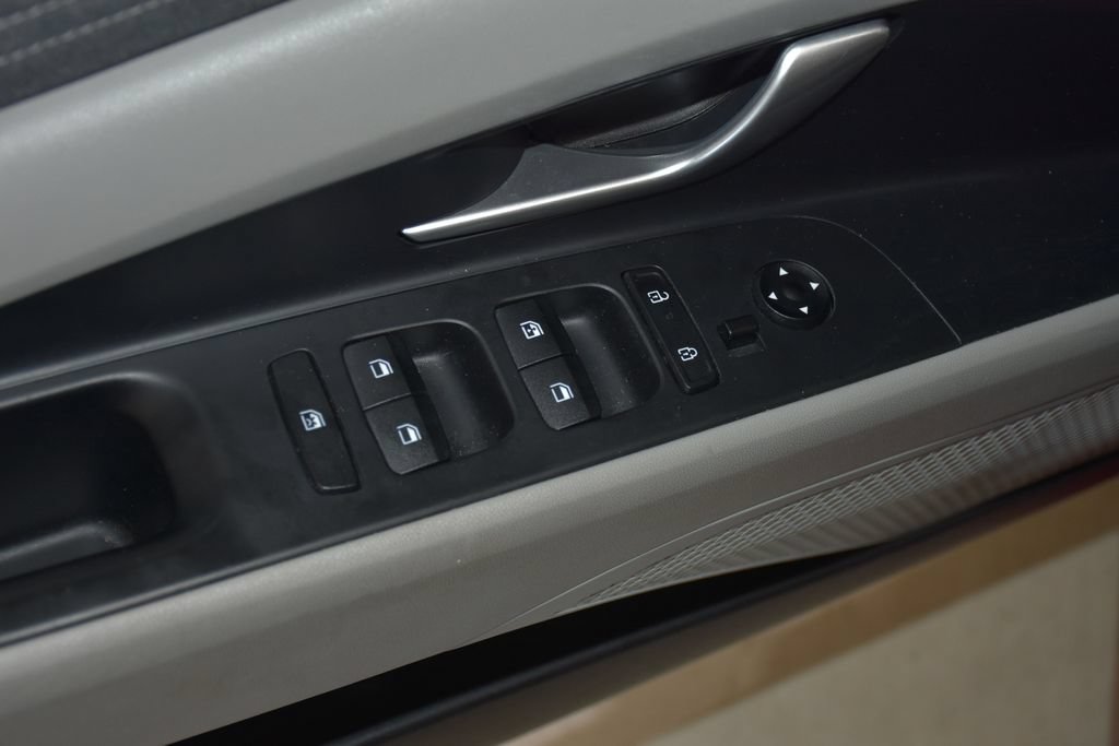 Used 2025 Hyundai Elantra Limited FWD image 26