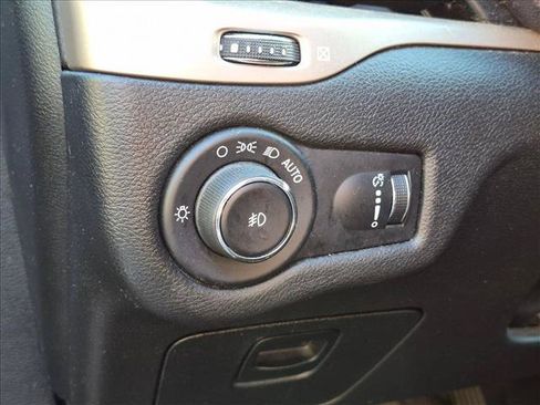 Used 2018 Jeep Cherokee Latitude w/ Altitude Package FWD image 10