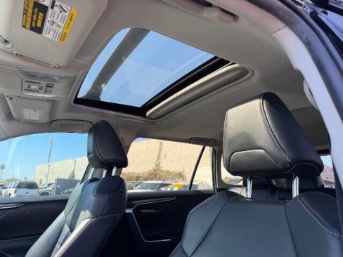 Used 2021 Toyota RAV4 XLE Premium image 14