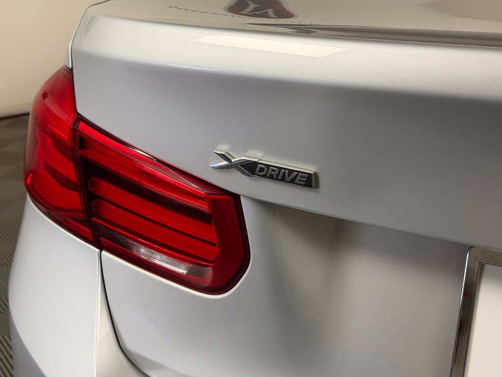 Used 2017 BMW 320i xDrive Sedan AWD/4WD image 11