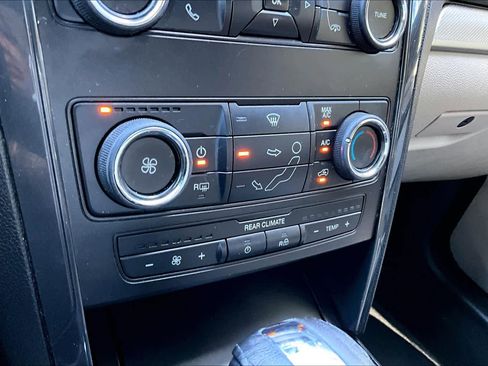 Used 2018 Ford Explorer XLT image 33