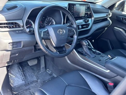 Used 2021 Toyota Highlander XLE FWD image 17