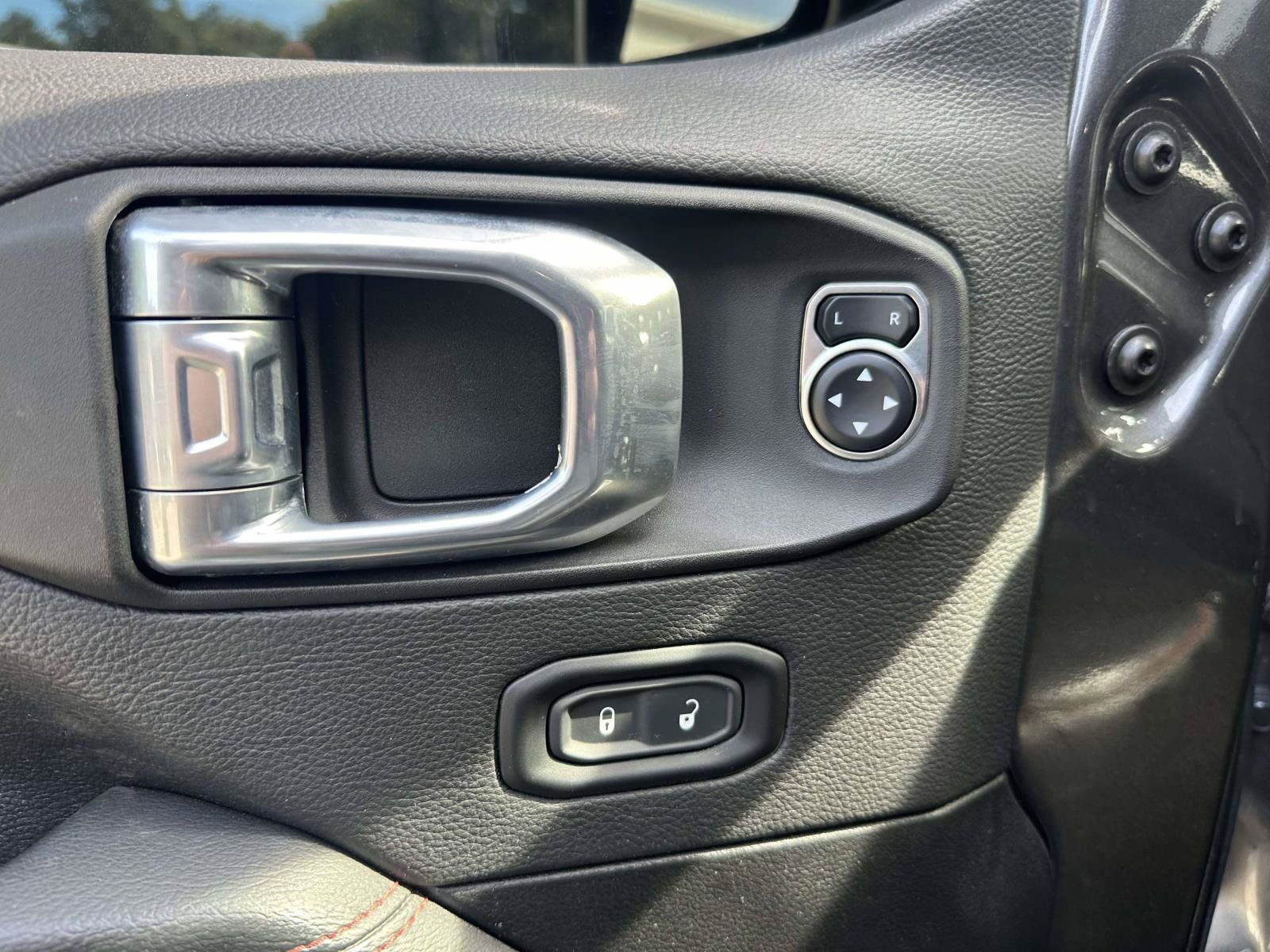 Used 2021 Jeep Gladiator Rubicon AWD/4WD image 12