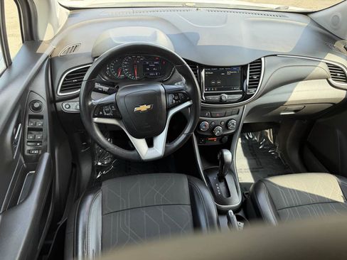 Used 2019 Chevrolet Trax LT w/ LT Convenience Package FWD image 9