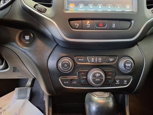 Used 2023 Jeep Cherokee Altitude Lux image 23