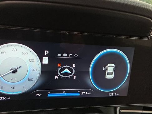 Certified 2025 Hyundai Elantra Limited FWD image 9