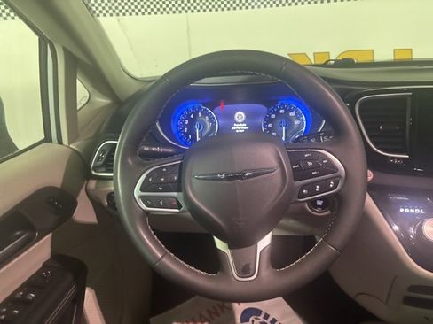 Used 2024 Chrysler Pacifica Touring-L image 26