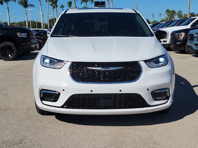 Used 2024 Chrysler Pacifica Limited w/ Uconnect Theater Family Group FWD image 2