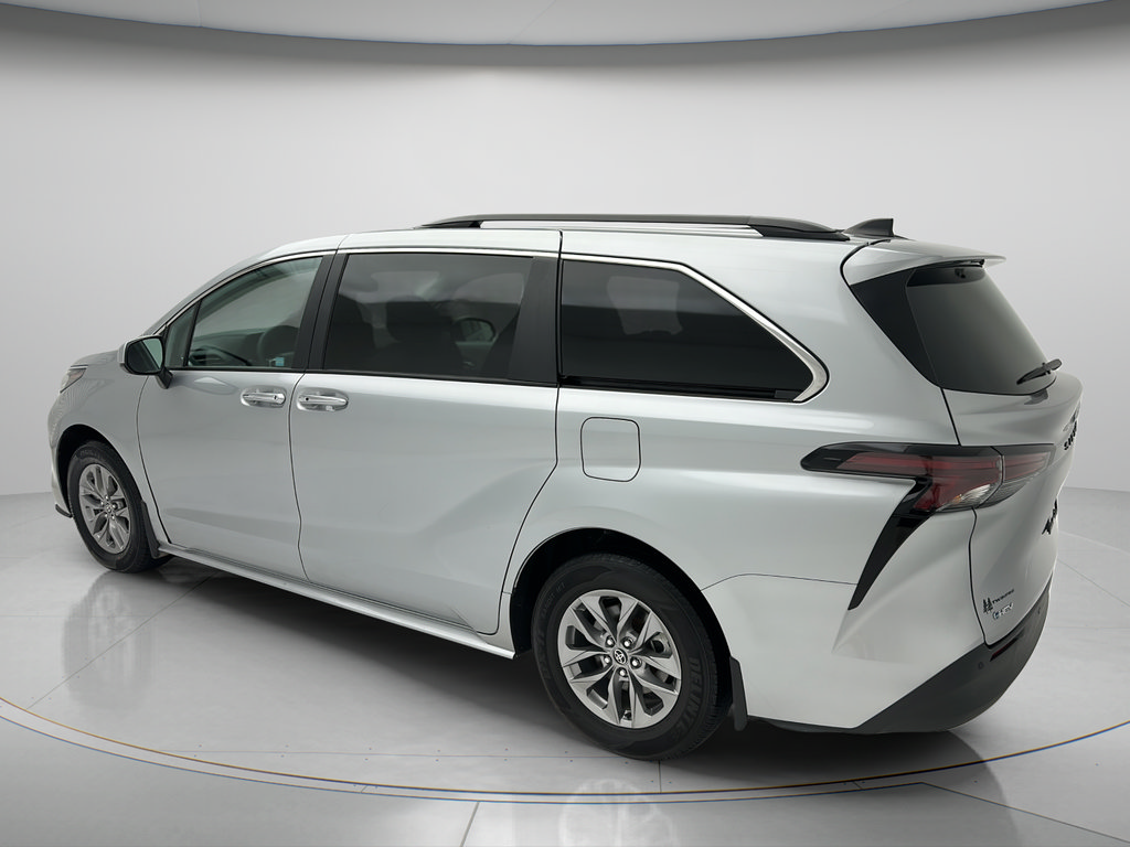 Used 2025 Toyota Sienna XLE FWD image 4
