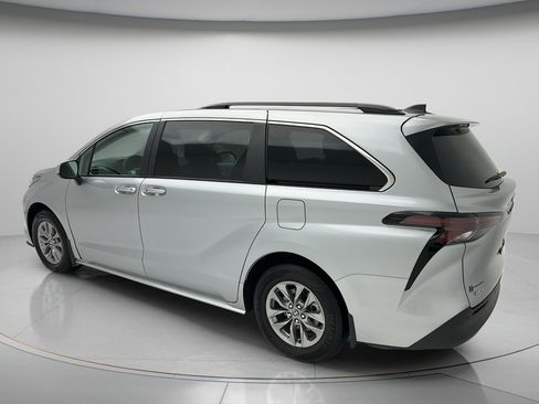 Used 2025 Toyota Sienna XLE FWD image 4