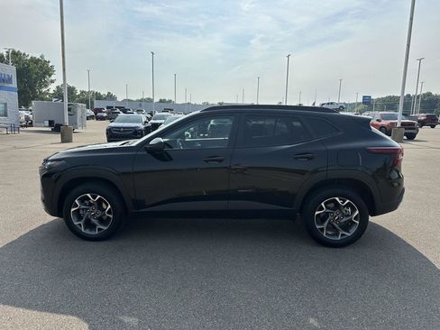 Used 2025 Chevrolet Trax LT FWD image 4