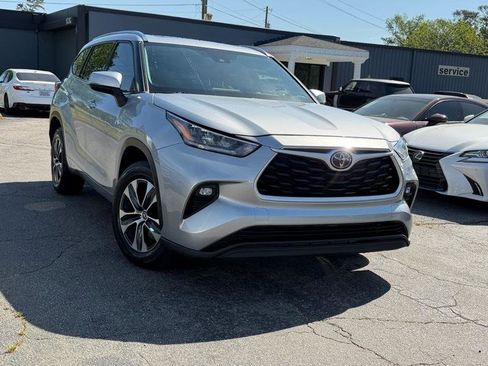 Used 2020 Toyota Highlander XLE image 2