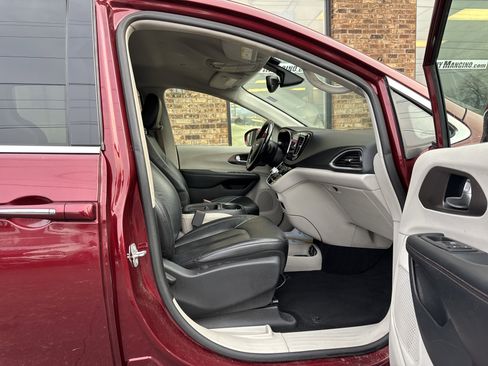 Used 2019 Chrysler Pacifica Touring-L image 15