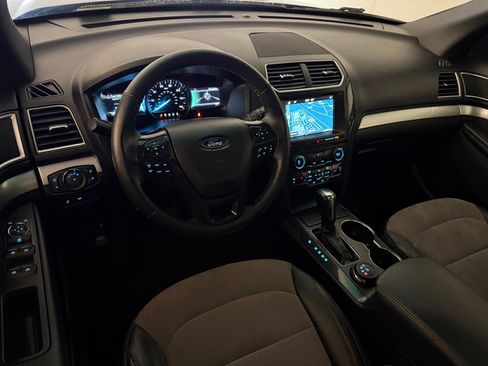 Used 2017 Ford Explorer XLT w/ Equipment Group 202A AWD/4WD image 4