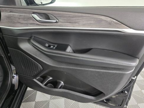 Used 2023 Jeep Grand Cherokee Limited w/ Black Appearance Package image 39