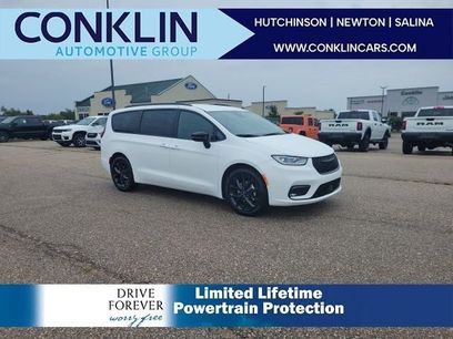 New 2026 Chrysler Pacifica Select w/ S Appearance Package