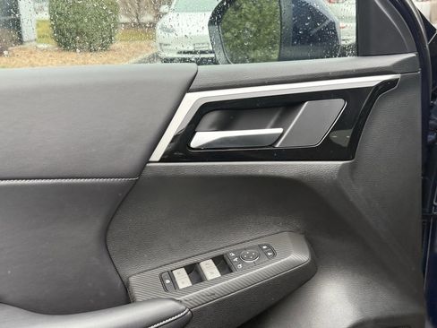 Used 2025 Mitsubishi Outlander SE image 9