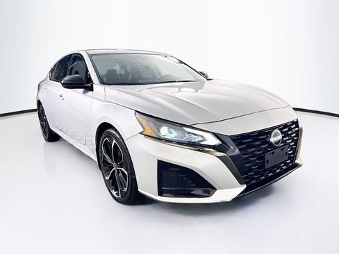 Used 2023 Nissan Altima 2.5 SR image 3